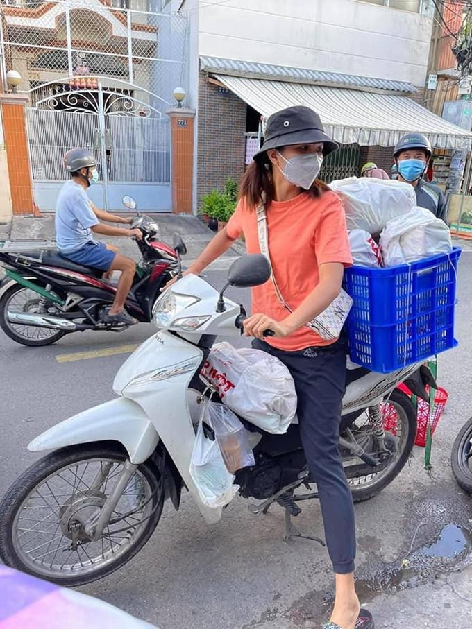 Những khoảnh khắc nghệ sĩ Việt giúp dân chống dịch gây xúc động-1