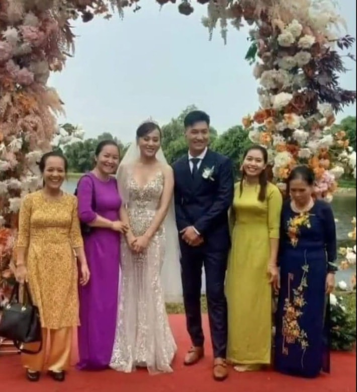 HOT nhất Hương vị tình thân: Long - Nam bị leak ảnh cưới chụp cùng họ hàng, fan đua nhau lên thuyền trở lại - Ảnh 2. HOT nhất Hương vị tình thân: Long - Nam bị leak ảnh cưới chụp cùng họ hàng, fan đua nhau lên thuyền trở lại - Ảnh 2.