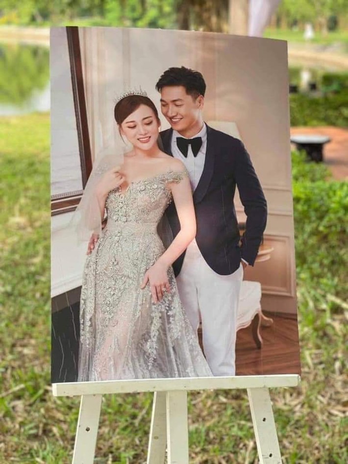 HOT nhất Hương vị tình thân: Long - Nam bị leak ảnh cưới chụp cùng họ hàng, fan đua nhau lên thuyền trở lại - Ảnh 4. HOT nhất Hương vị tình thân: Long - Nam bị leak ảnh cưới chụp cùng họ hàng, fan đua nhau lên thuyền trở lại - Ảnh 4.
