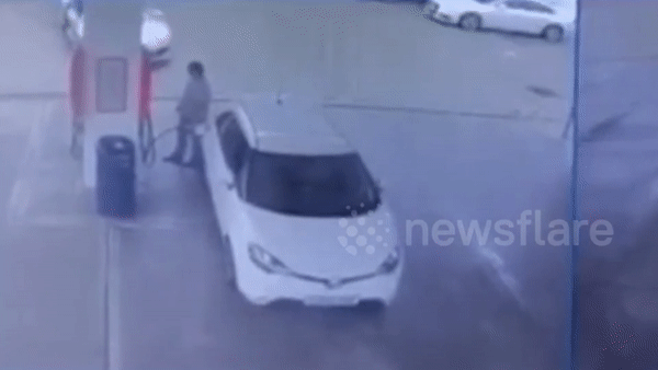 Nữ tài xế lái Audi lao vọt lên nóc chiếc ô tô đang đổ xăng
