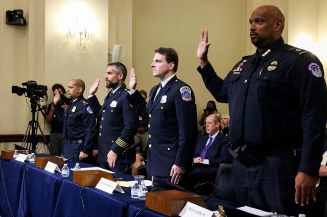 Cảnh sát Mỹ rớt nước mắt kể lại vụ bạo loạn kinh hoàng tại Điện Capitol
