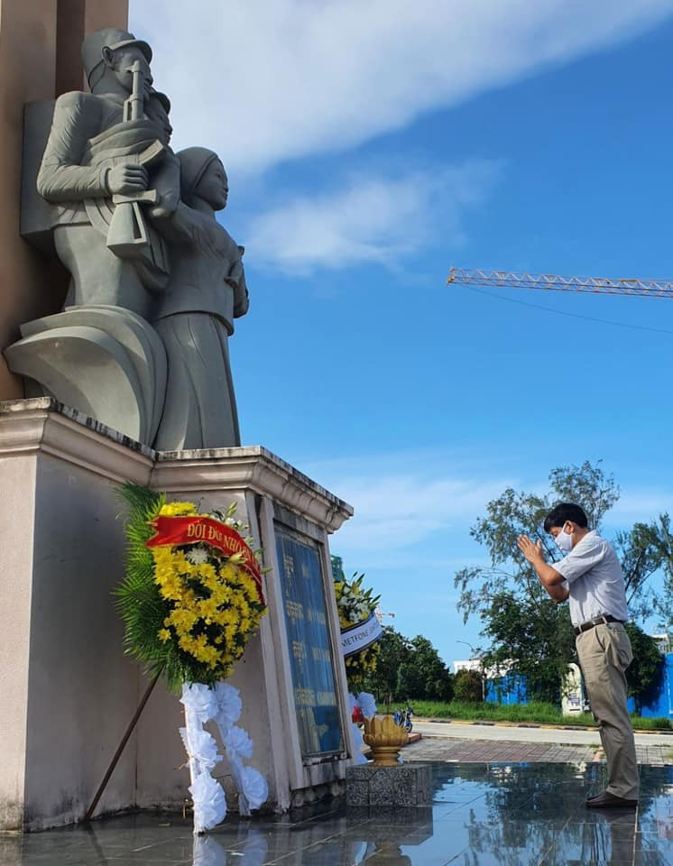 Tổng Lãnh sự quán Việt Nam tại Preah Sihanouk dâng hương tại Đài hữu nghị Campuchia-Việt Nam