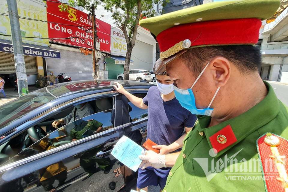Cảnh sát gọi điện xác minh lý do ra đường của người dân ở Hà Nội