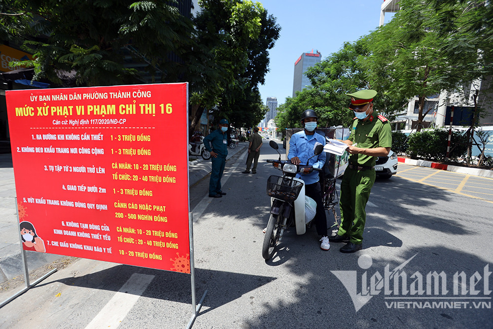 Cảnh sát gọi điện xác minh lý do ra đường của người dân ở Hà Nội