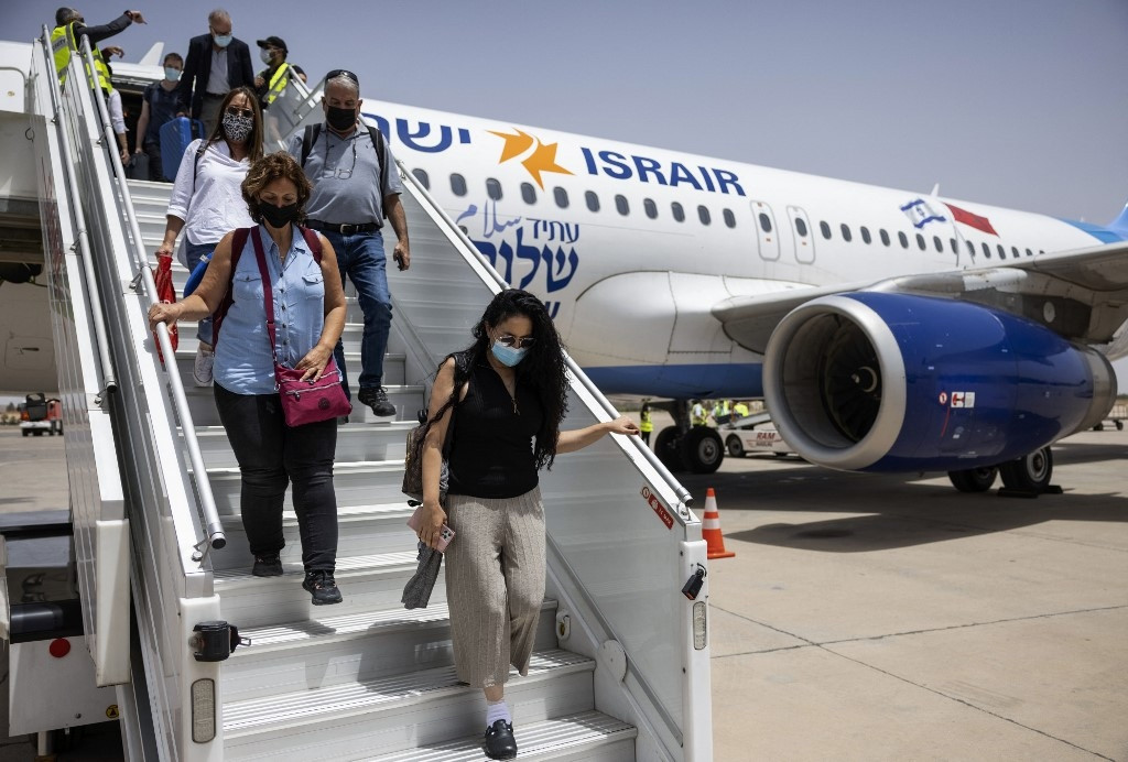 Khách du lịch Israel đến sân bay quốc tế Marrakech-Menara sau chuyến bay thương mại đầu tiên giữa Israel và Morocco, ngày 25/7. (Nguồn: AFP)