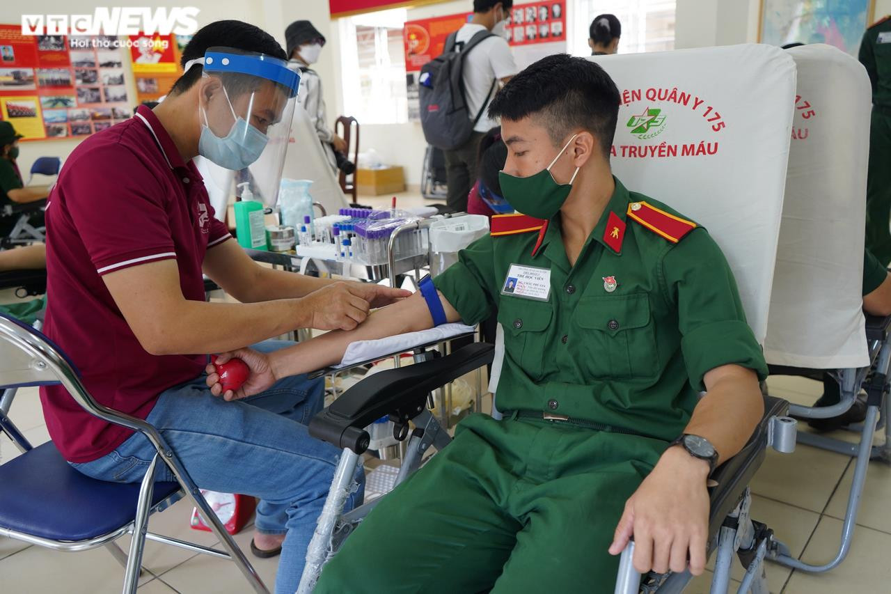 300 cán bộ, chiến sĩ tình nguyện hiến máu khi hay tin kho máu tại TP.HCM đã cạn - 7