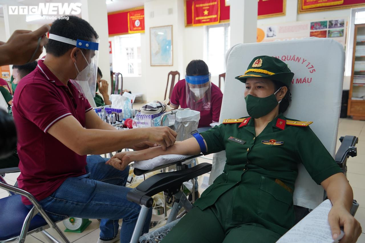 300 cán bộ, chiến sĩ tình nguyện hiến máu khi hay tin kho máu tại TP.HCM đã cạn - 3