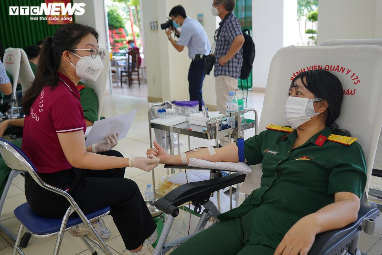 300 cán bộ, chiến sĩ tình nguyện hiến máu khi hay tin kho máu tại TP.HCM đã cạn - 4