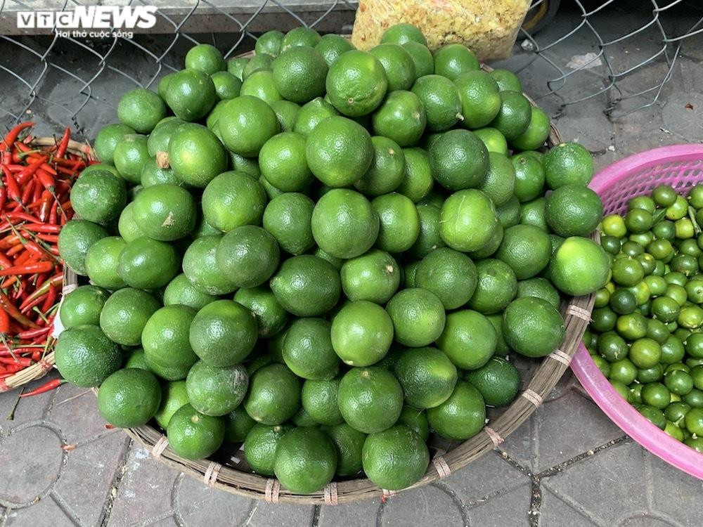 Hoa quả tươi đắt khách, cam tăng tới chục giá ở nhiều chợ Hà Nội - 11