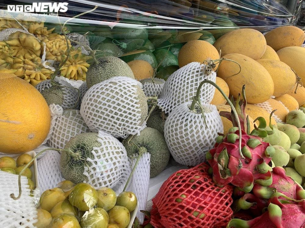 Hoa quả tươi đắt khách, cam tăng tới chục giá ở nhiều chợ Hà Nội - 12
