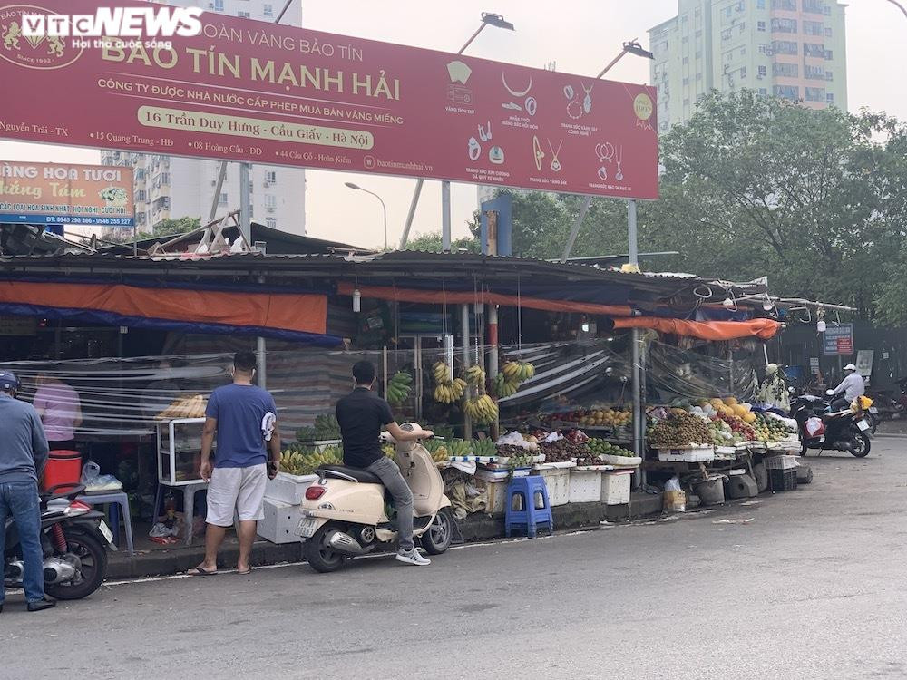 Hoa quả tươi đắt khách, cam tăng tới chục giá ở nhiều chợ Hà Nội - 5