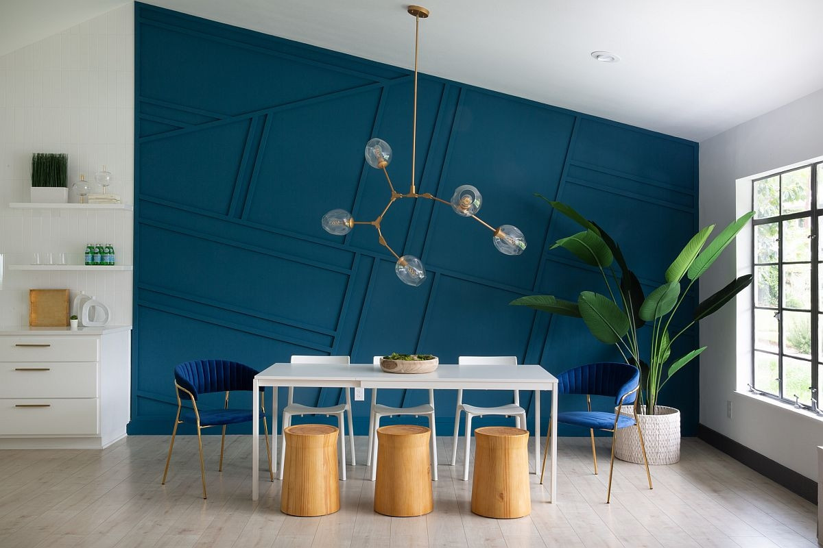 Phông nền màu xanh đậm tạo thêm phong cách cho phòng ăn tối giản này.