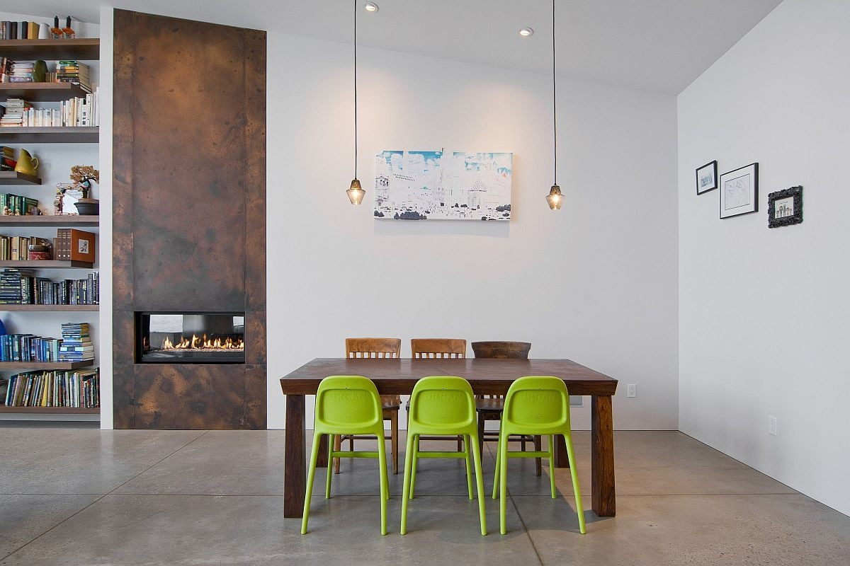 Kết hợp ghế nhựa và ghế gỗ cũng như pha trộn màu sắc bàn ghế là một sự sáng tạo có chủ ý của nhà thiết kế góp phần tạo nên một không gian sinh động, trẻ trung hơn cho phòng ăn./.