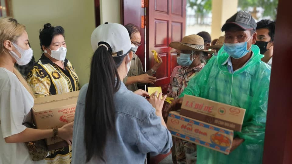 Phát quà cho 170 hộ gia đình gốc Việt và Campuchia gặp khó khăn tại TP Preah Sihanouk