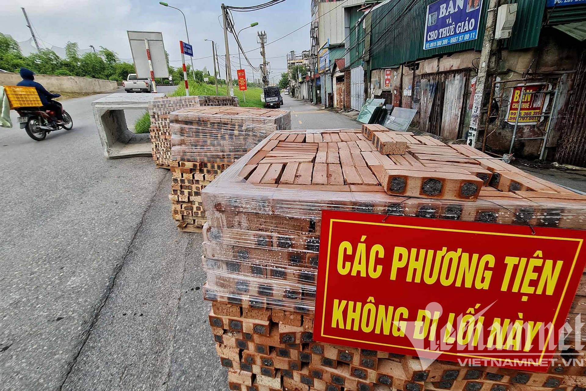 Điều xe tải, dựng container chặn cứng lối ra vào phường ở Hà Nội