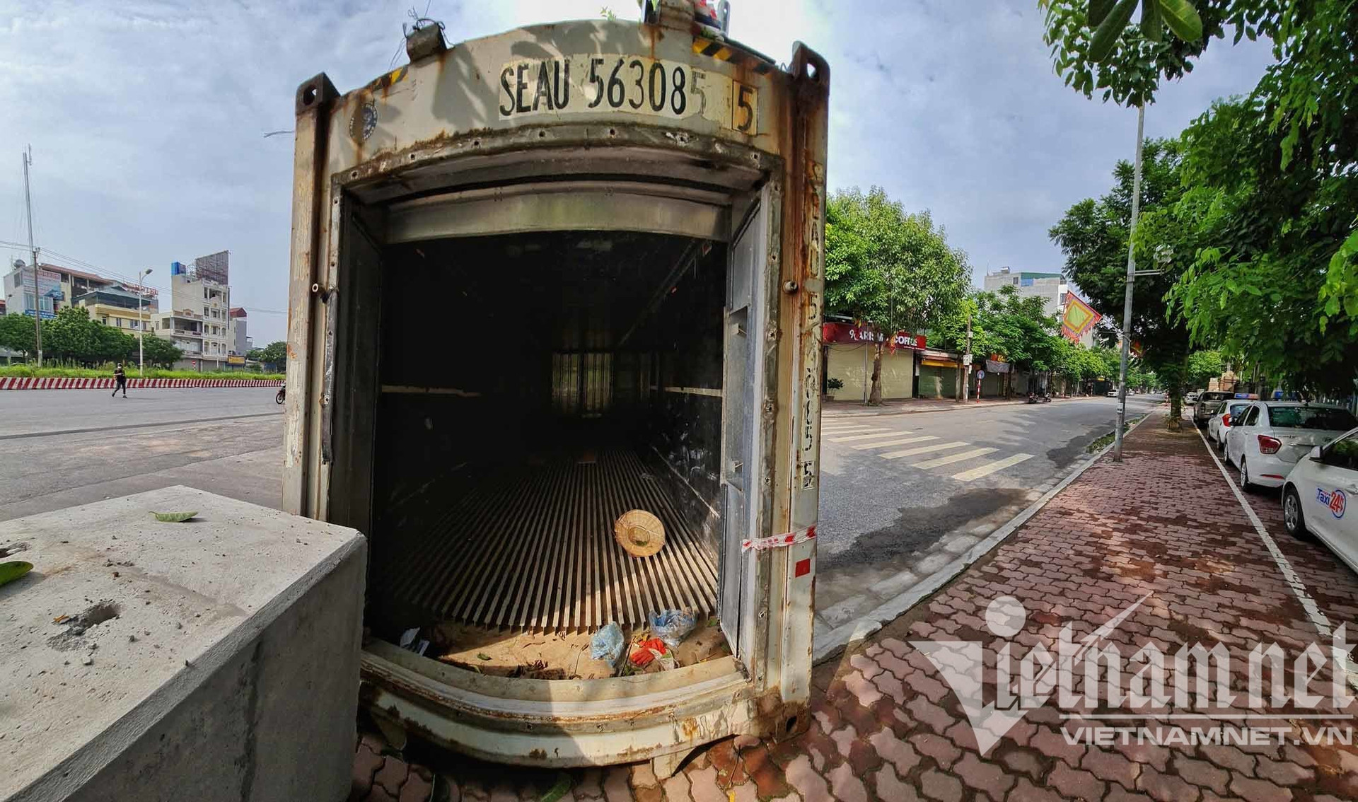 Điều xe tải, dựng container chặn cứng lối ra vào phường ở Hà Nội