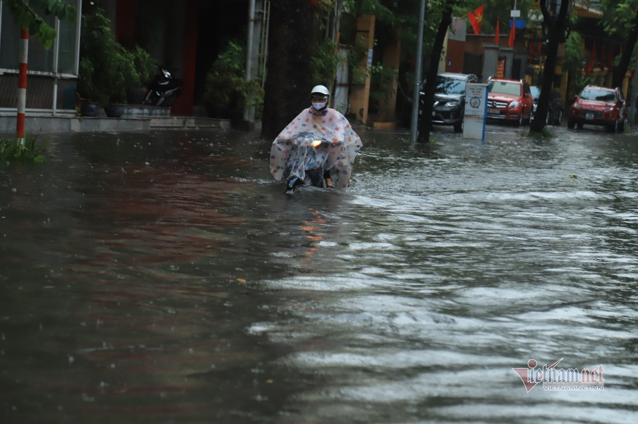 Mưa lớn gây ngập cục bộ ở Hà Nội, người dân bì bõm về nhà