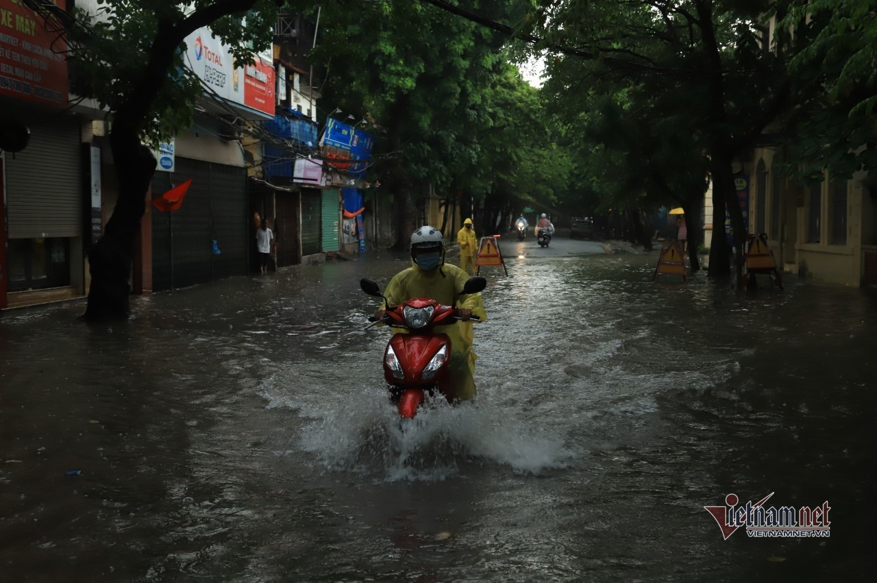 Mưa lớn gây ngập cục bộ ở Hà Nội, người dân bì bõm về nhà