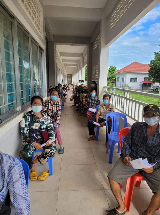 Tiêm vaccine ngừa COVID-19 cho 1100 bà con gốc Việt tại tỉnh Kanpong Chhnang (Campuchia)