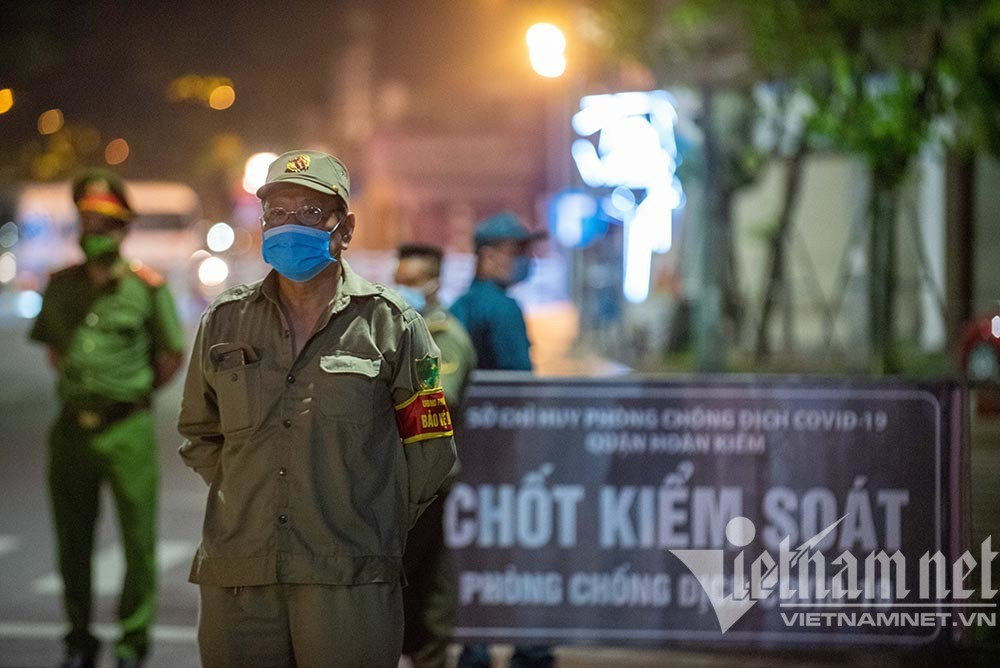 Đêm trắng của lực lượng trực chốt kiểm soát phòng dịch Covid-19 ở Hà Nội