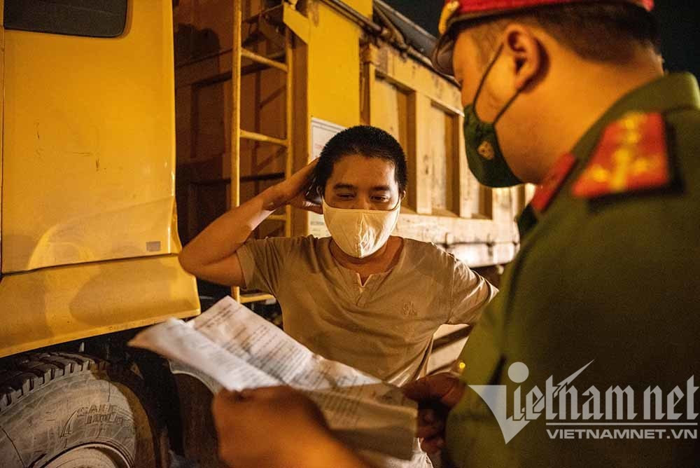 Đêm trắng của lực lượng trực chốt kiểm soát phòng dịch Covid-19 ở Hà Nội