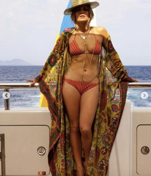 Jennifer Lopez diện bikini nóng bỏng trên du thuyền 130 triệu USD