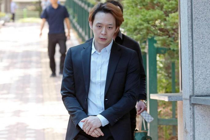 Hoàng tử gác mái Park Yoo Chun bị quản lý lật mặt, dọa bóc phốt-1