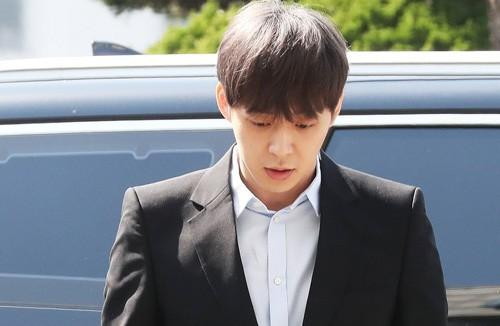 Hoàng tử gác mái Park Yoo Chun bị quản lý lật mặt, dọa bóc phốt-3