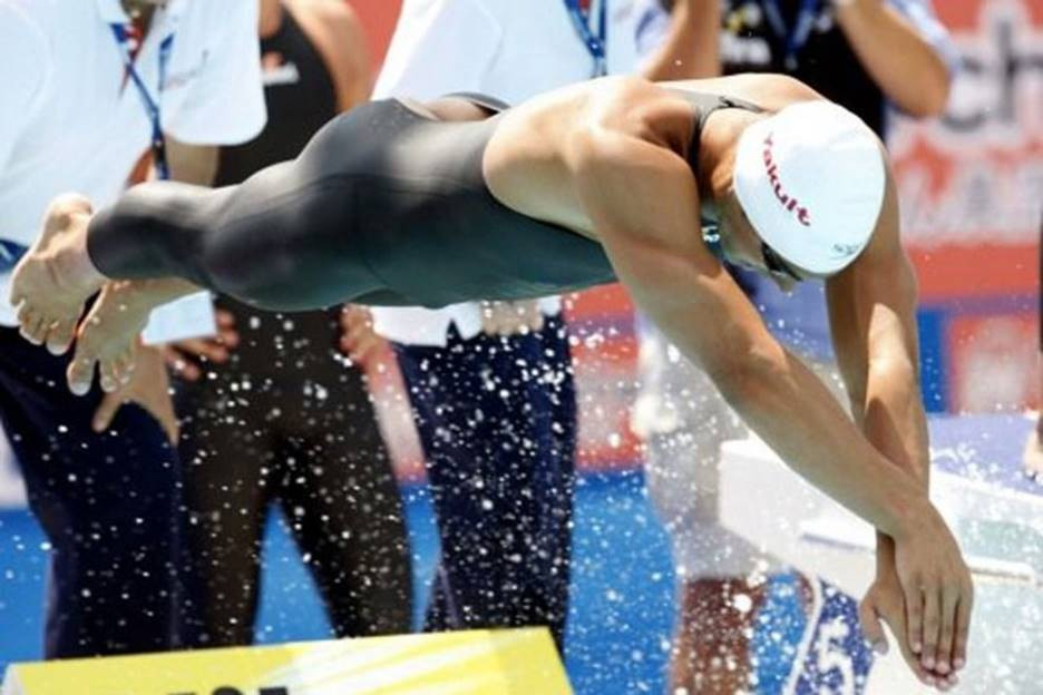 Đồ bơi tại Olympic từng may bằng vải xuyên thấu, trở nên trong suốt dưới nước - 7