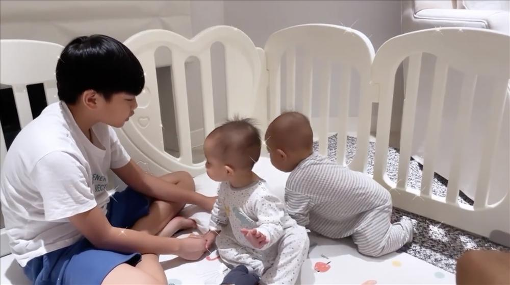 Tan chảy khoảnh khắc Subeo chơi đùa với 2 con riêng của Hà Hồ với Kim Lý-12