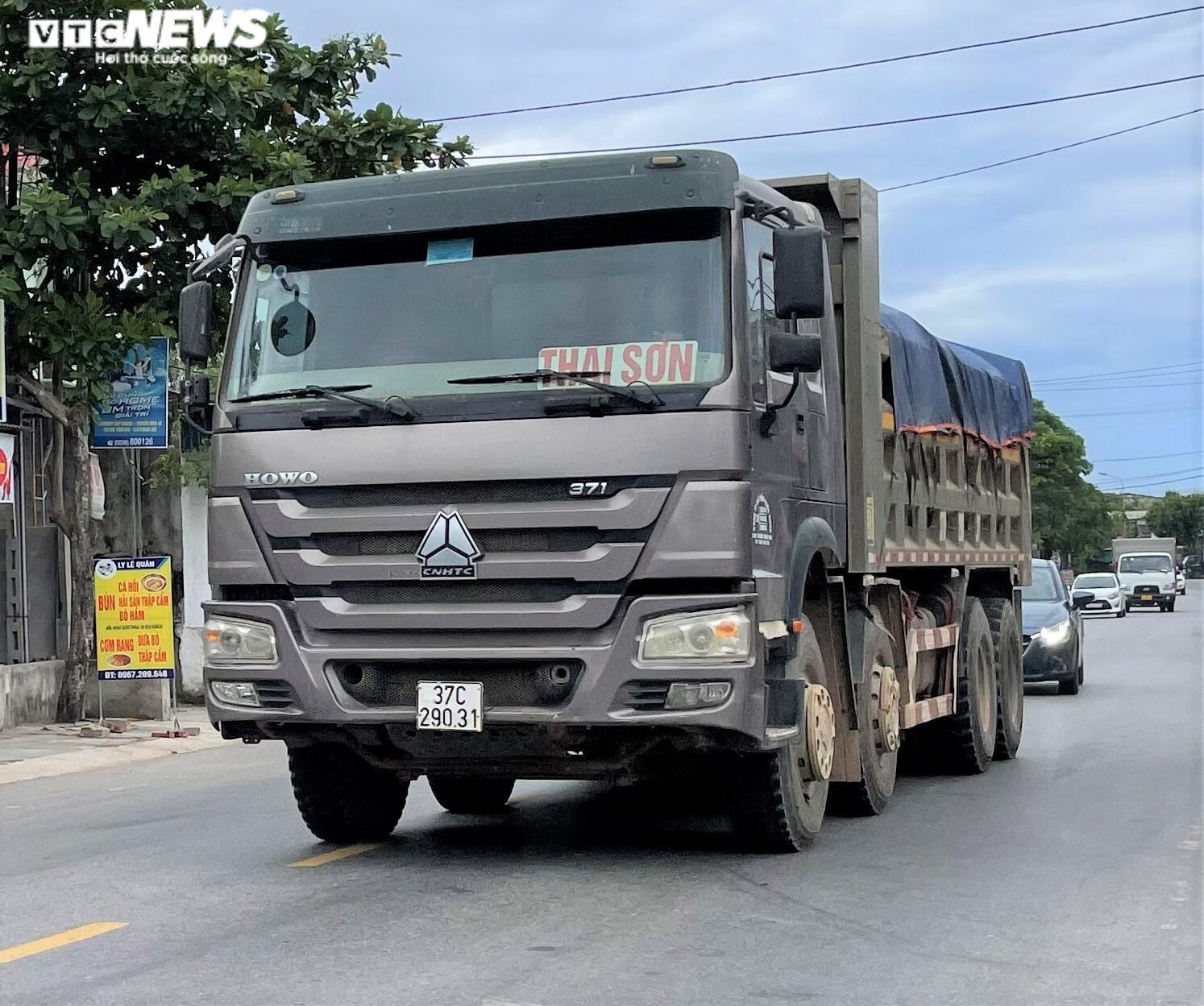 Ảnh: Xe quá tải cơi nới thành thùng ngang nhiên tung hoành ở Nghệ An - 10