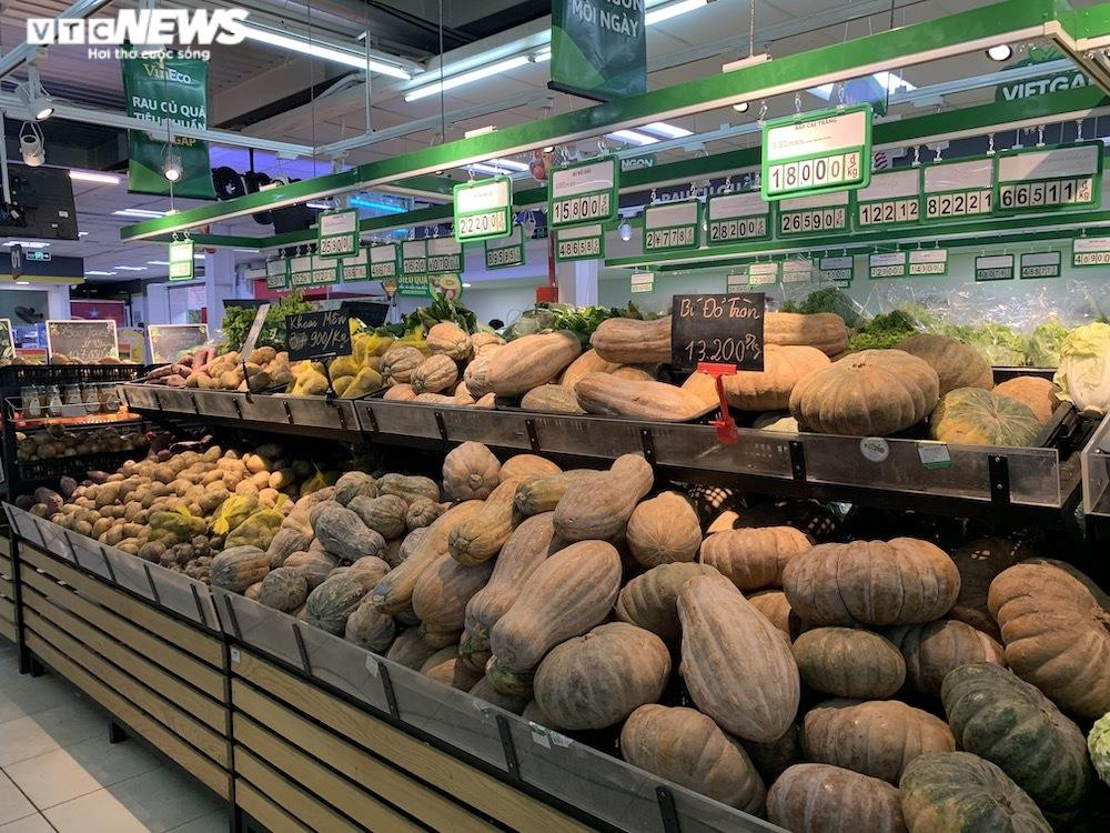 Sau sự cố liên quan ca F0, khách vẫn mua sắm đông đúc tại chuỗi siêu thị Vinmart - 11