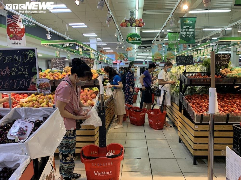 Sau sự cố liên quan ca F0, khách vẫn mua sắm đông đúc tại chuỗi siêu thị Vinmart - 14
