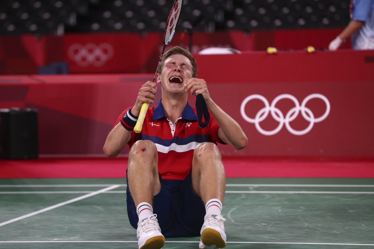 Axelsen bật khóc sau khi giành HCV đơn nam môn cầu lông Olympic Tokyo 2020. (Ảnh: Reuters).