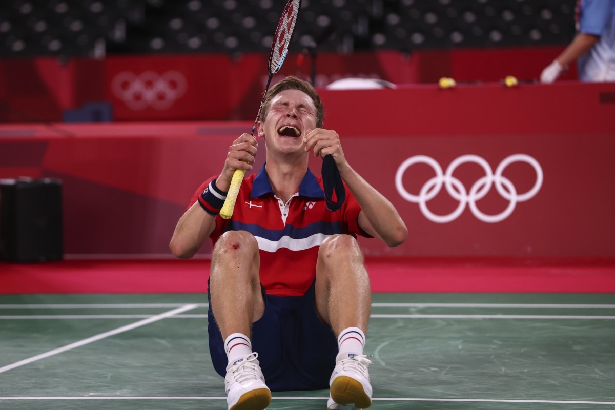 Axelsen bật khóc sau khi giành HCV đơn nam môn cầu lông Olympic Tokyo 2020. (Ảnh: Reuters). 