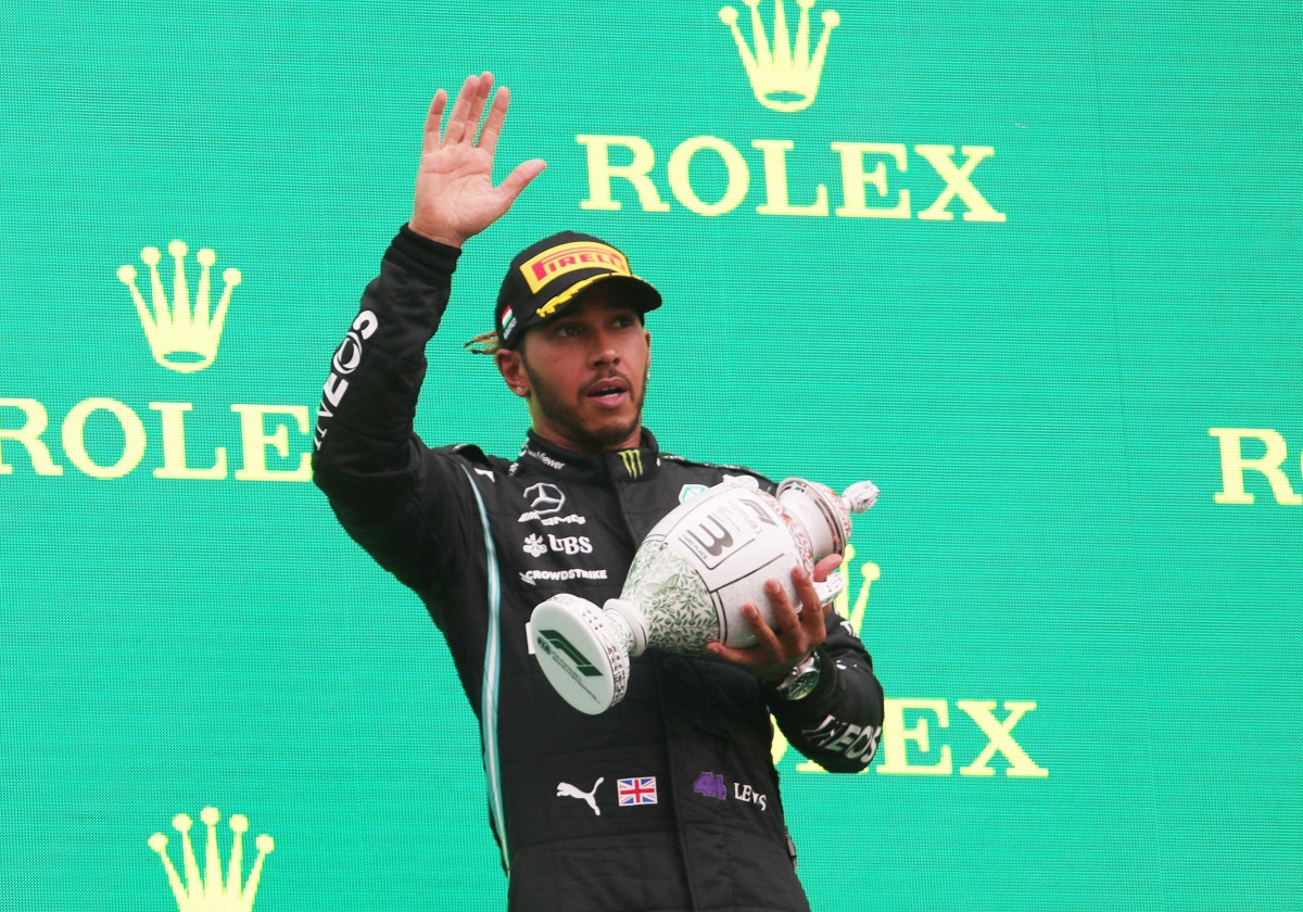 Hamilton trên bục nhận giải thưởng ở chặng đua Hungary ngày 1/8. (Ảnh: Reuters). 