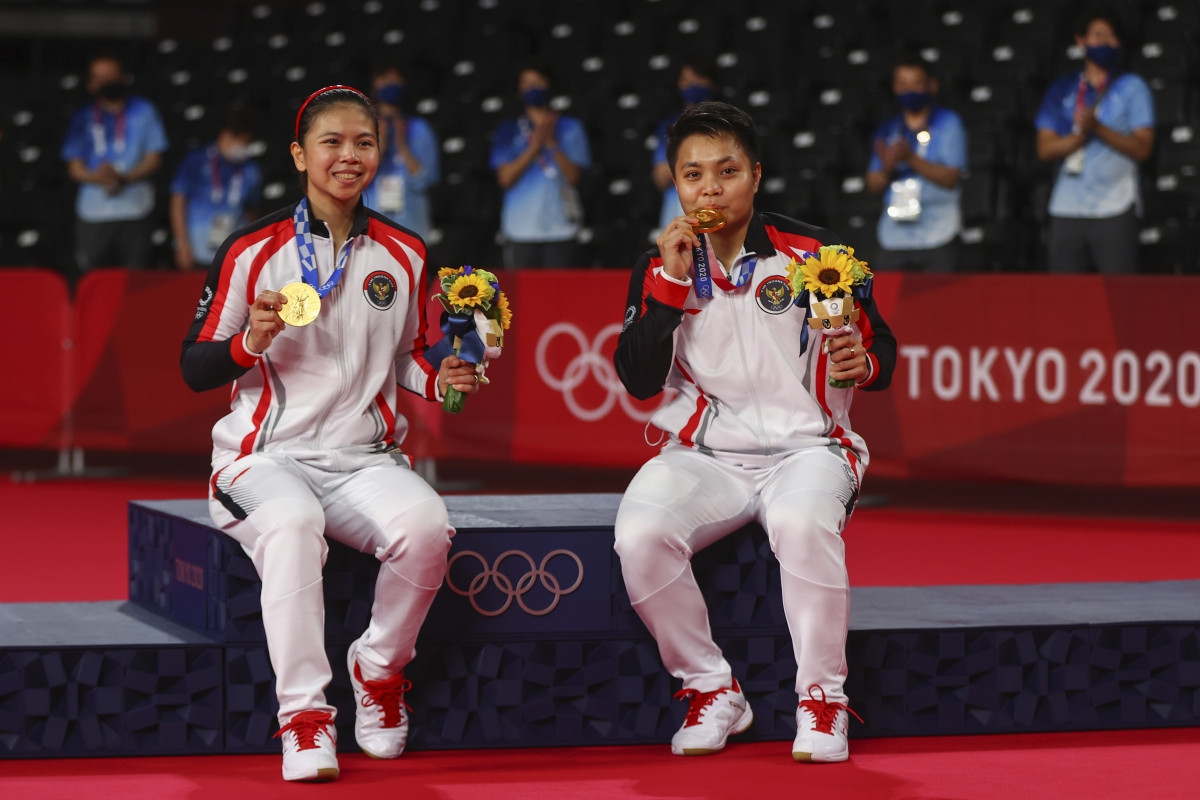 Greysia Polii/Apriyani Rahayu giành HCV đôi nữ môn cầu lông Olympic Tokyo cho đoàn Indonesia. (Ảnh: Reuters). 