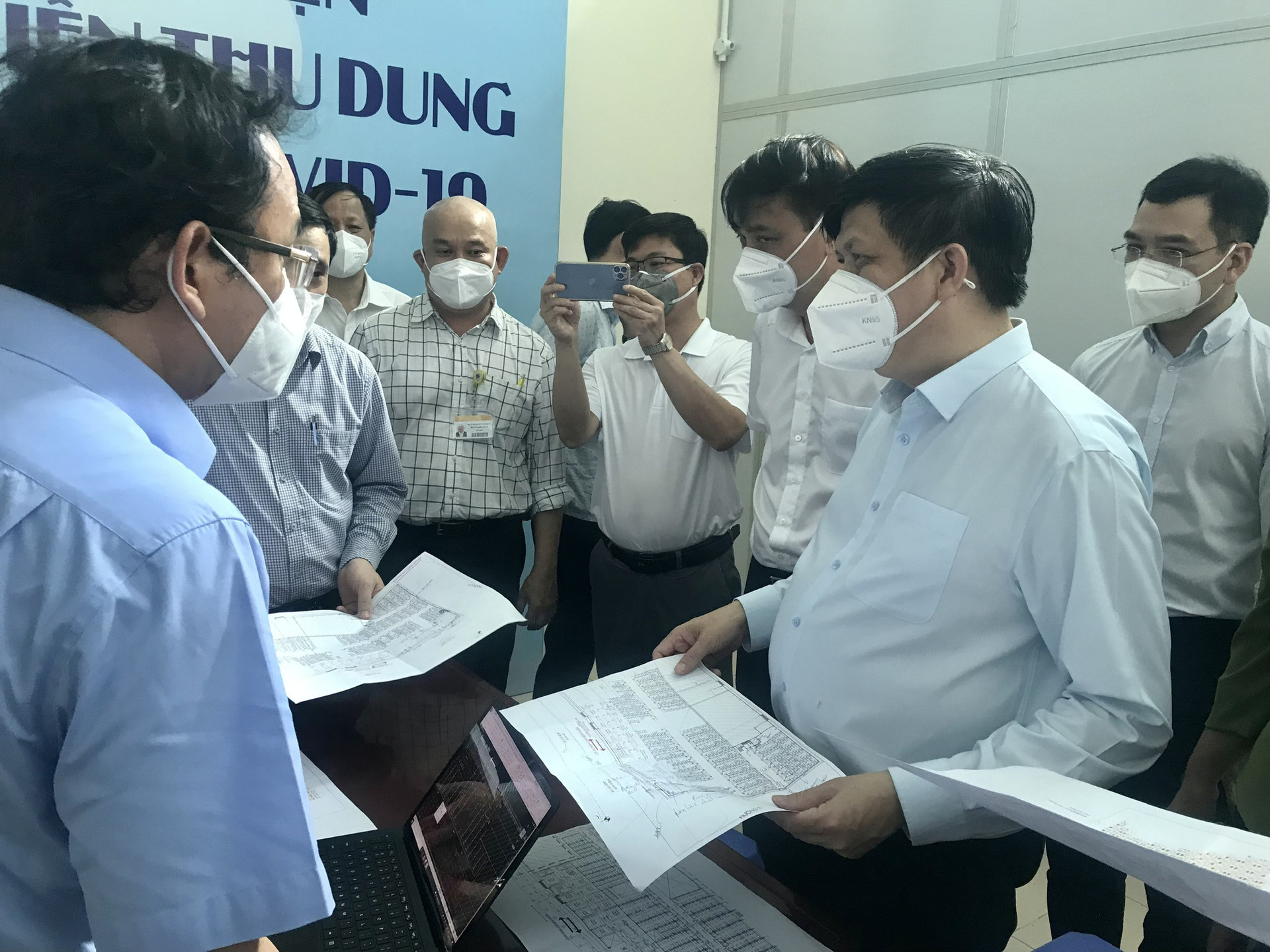 Khẩn trương tiếp nhận bệnh nhân tại 4 Trung tâm hồi sức tích cực COVID-19 ở TP Hồ Chí Minh - Ảnh 7.