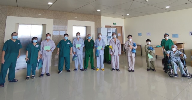 Những bệnh nhân COVID-19 được trao giấy xuất viện sau thời gian điều trị khỏi bệnh Những bệnh nhân COVID-19 được trao giấy xuất viện sau thời gian điều trị khỏi bệnh