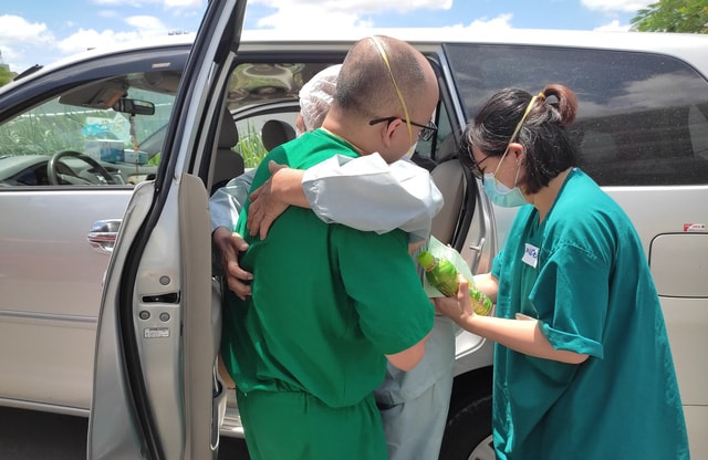 Một bệnh nhân tuổi cao được các bác sĩ bế lên xe để trở về với gia đình Một bệnh nhân tuổi cao được các bác sĩ bế lên xe để trở về với gia đình