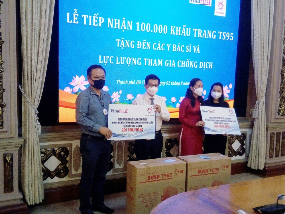2 doanh nghiệp kiều bào tặng 100.000 khẩu trang TS95 cho y bác sĩ, lực lượng chống dịch TP.HCM