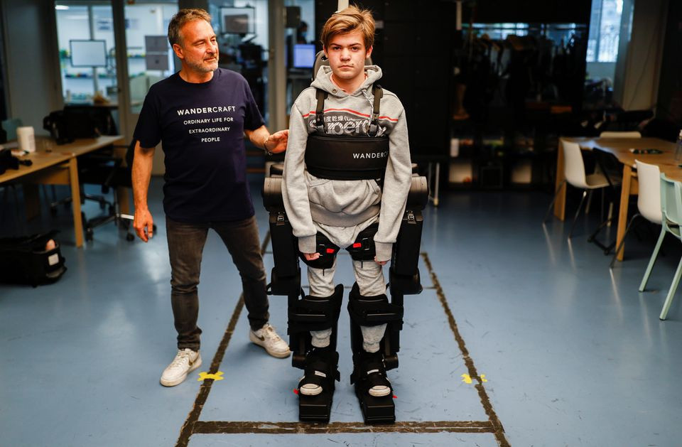 Cha chế tạo khung xương robot, giúp con trai bị liệt có thể đi lại được - 2