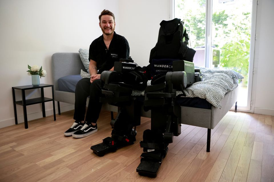 Cha chế tạo khung xương robot, giúp con trai bị liệt có thể đi lại được - 3