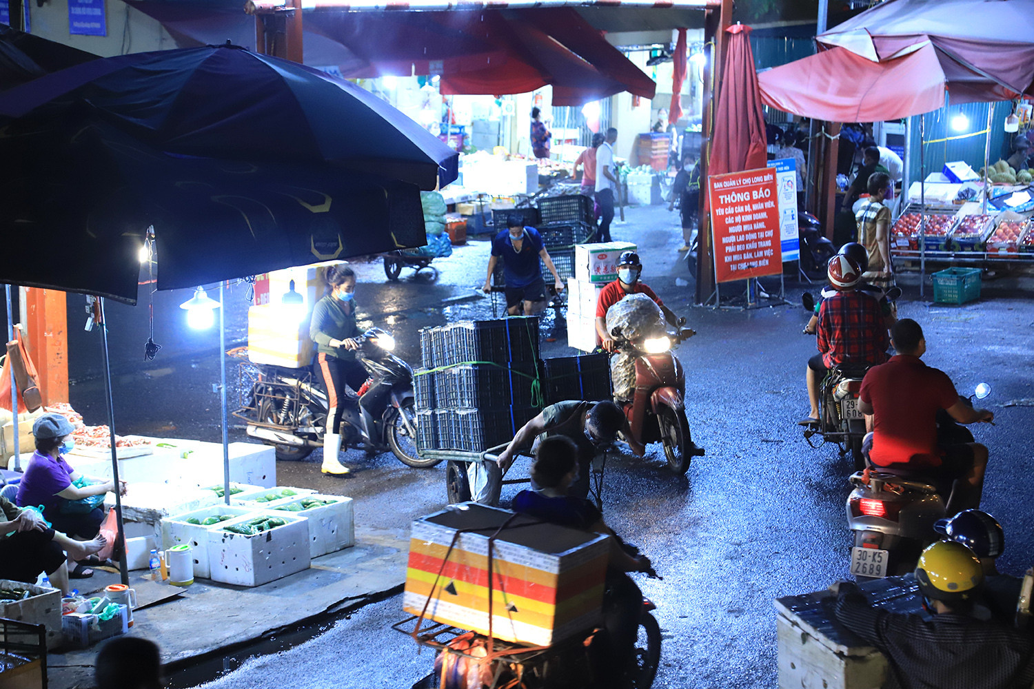 Phong tỏa khu bán cá chợ Long Biên, xét nghiệm hàng trăm tiểu thương