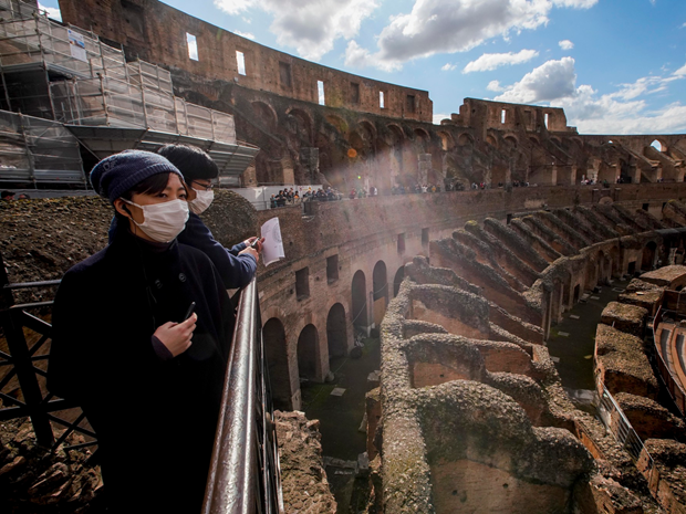 Đấu trường Colosseum của Italy nhộn nhịp du khách trở lại - 1