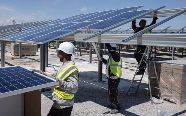 Đằng sau sự trỗi dậy của điện mặt trời là cả núi than đá từ Trung Quốc, điện mặt trời có thật sự sạch? - Ảnh 1. Đằng sau sự trỗi dậy của điện mặt trời là cả núi than đá từ Trung Quốc, điện mặt trời có thật sự sạch? - Ảnh 1.