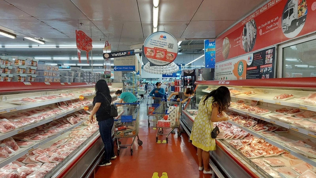 TPHCM: Đi siêu thị mua hàng hết 2,8 triệu đồng, cà thẻ mất 28 triệu đồng - 1