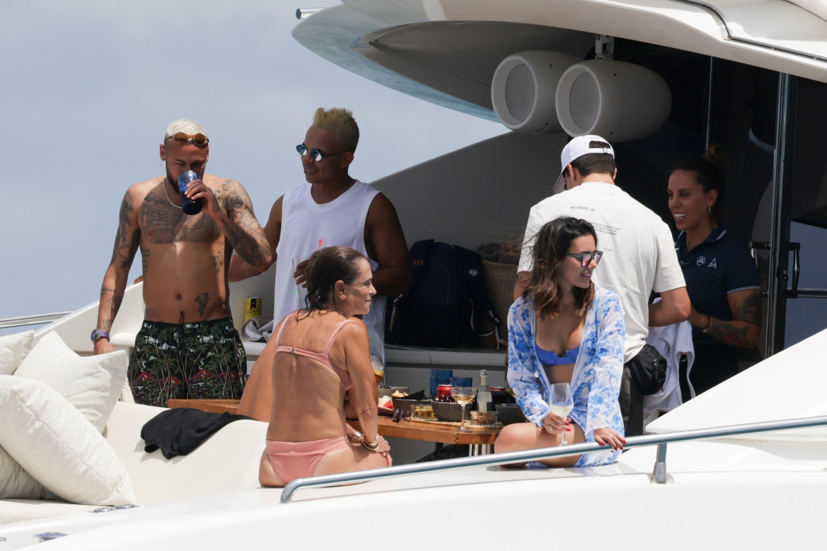 Neymar cùng bạn bè tận hưởng kỳ nghỉ hè tại Ibiza.