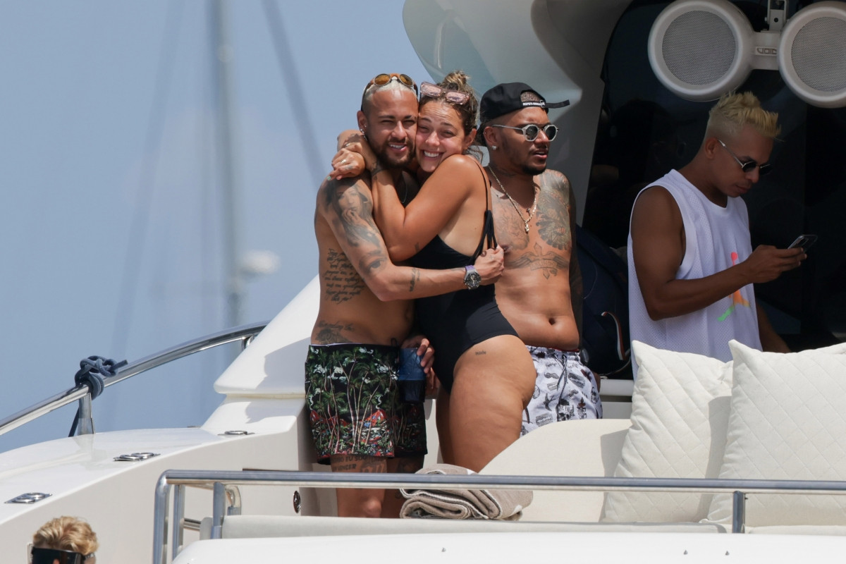 Đáng chú ý, Neymar tở ra thân thiết với bạn gái cũ Carol Dantas trong kỳ nghỉ ở Ibiza.