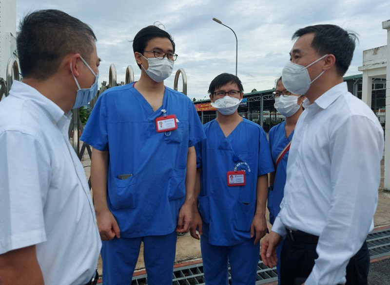GS.TS Trần Văn Thuấn, Thứ trưởng Bộ Y tế: Chúng tôi cảm kích tinh thần tình nguyện của thầy thuốc xung phong vào tâm dịch - Ảnh 1.